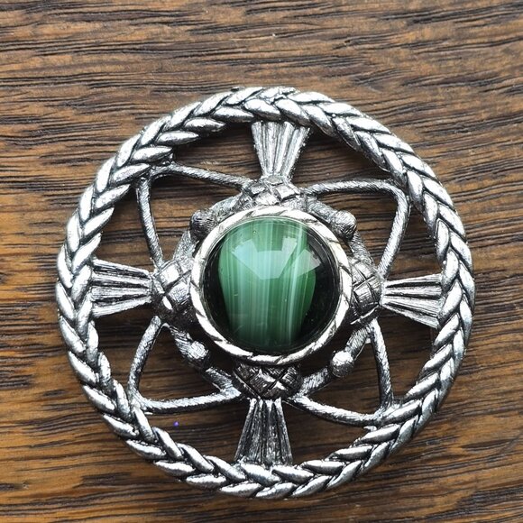 Vintage Thistle and Green Porphyry Glass Cabochon brooch, silvertone. - Picture 1 of 5